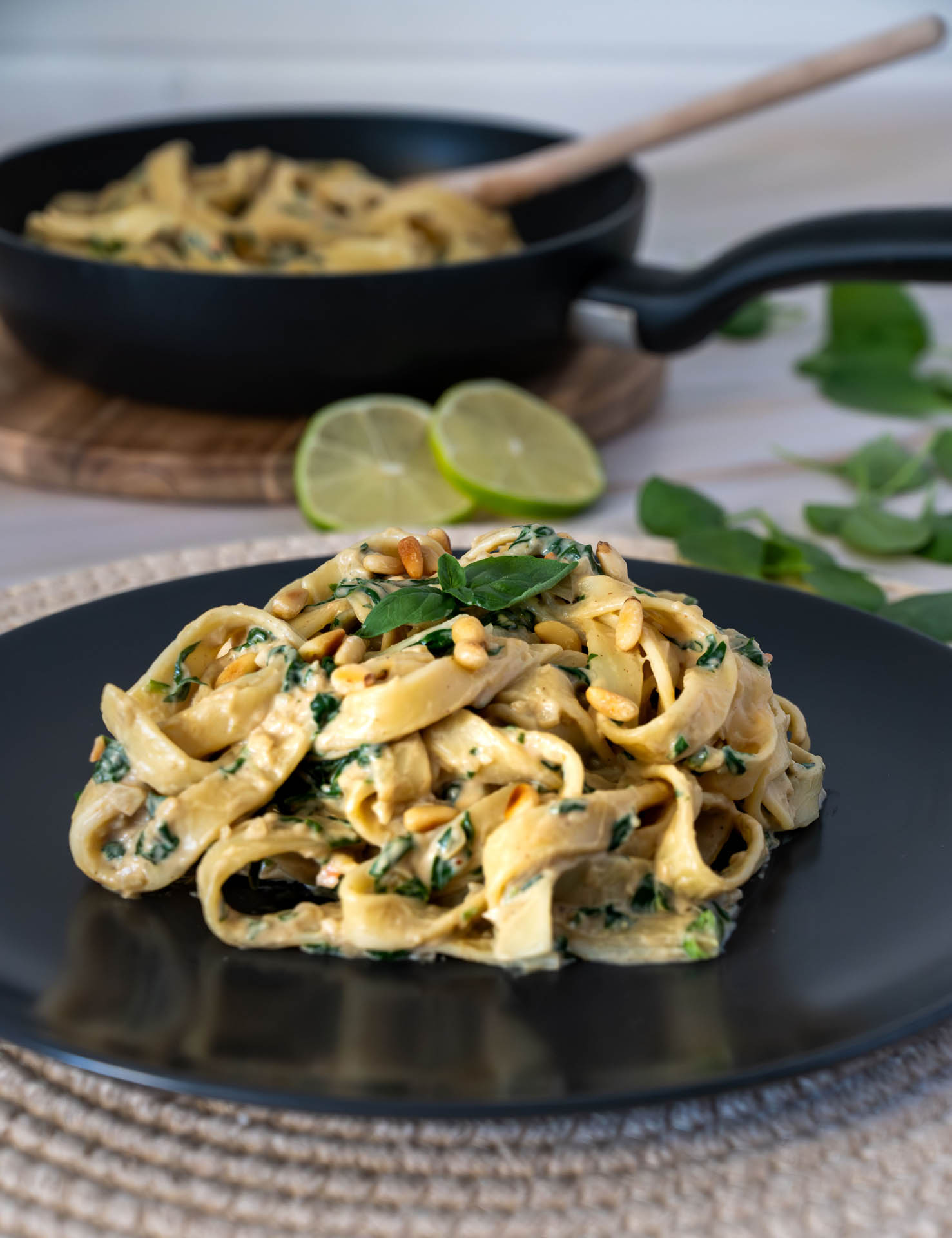 Tagliatelle in Spinat-Erdnuss-Sauce