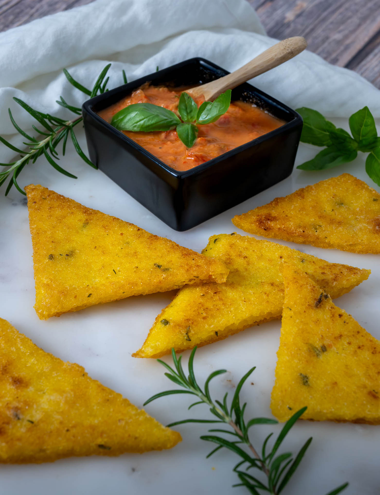 Polentaecken mit Tomatendip